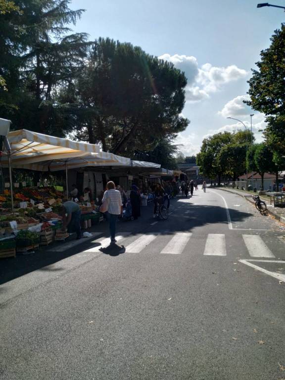 Mercato di Saronno, spostate le bancarelle in piazza dei Mercanti