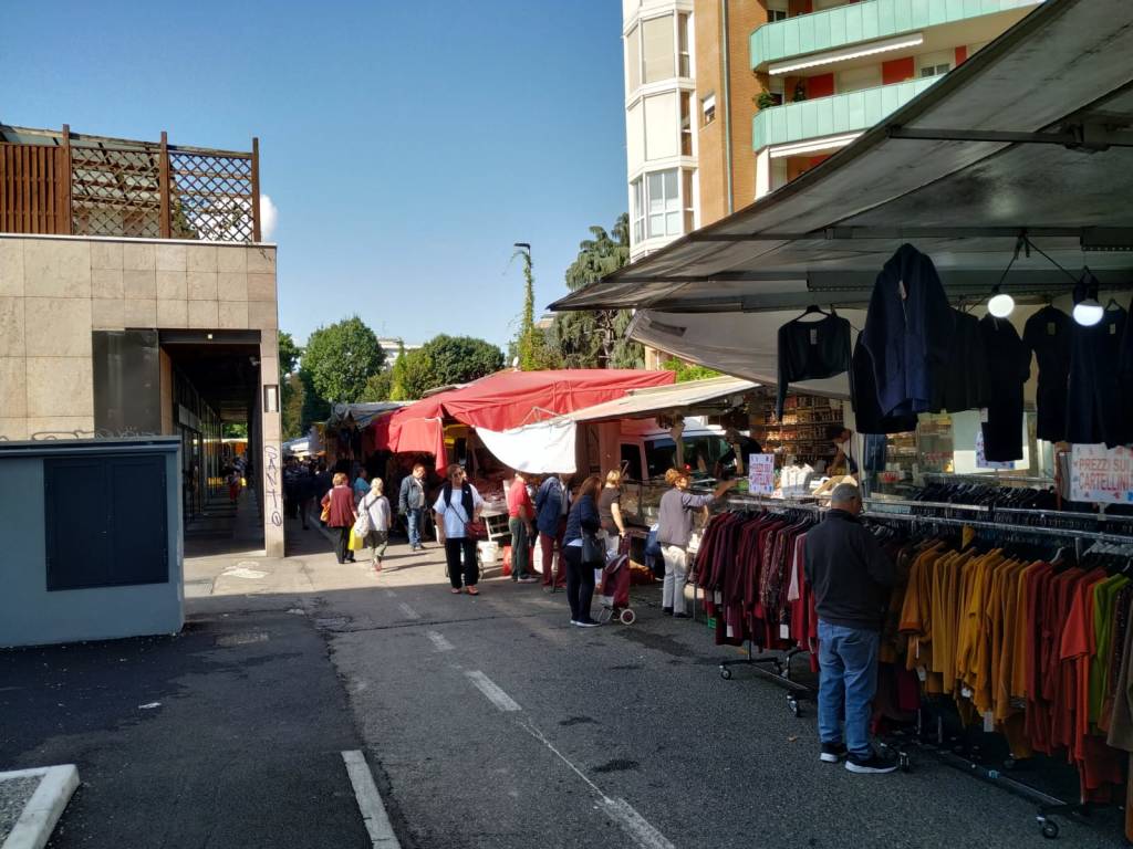 Mercato di Saronno, spostate le bancarelle in piazza dei Mercanti