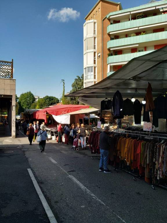 Mercato di Saronno, spostate le bancarelle in piazza dei Mercanti