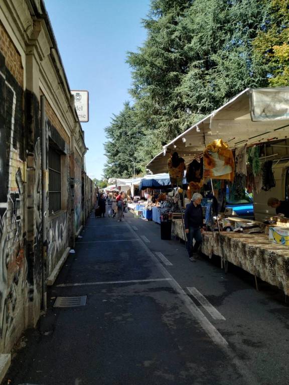 Mercato di Saronno, spostate le bancarelle in piazza dei Mercanti
