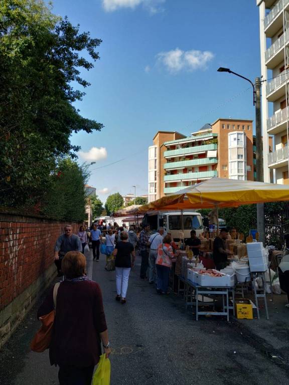 Mercato di Saronno, spostate le bancarelle in piazza dei Mercanti