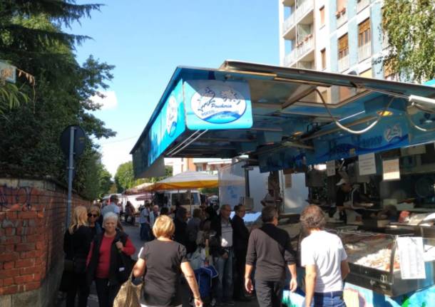 Mercato di Saronno, spostate le bancarelle in piazza dei Mercanti