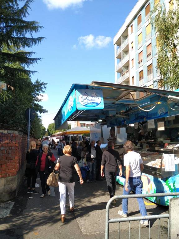 Mercato di Saronno, spostate le bancarelle in piazza dei Mercanti