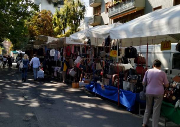 Mercato di Saronno, spostate le bancarelle in piazza dei Mercanti