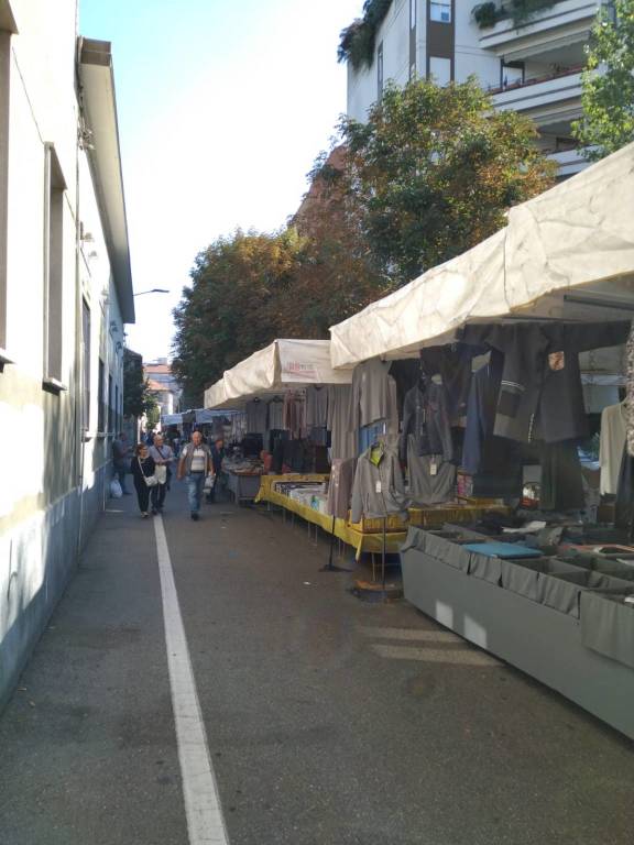 Mercato di Saronno, spostate le bancarelle in piazza dei Mercanti