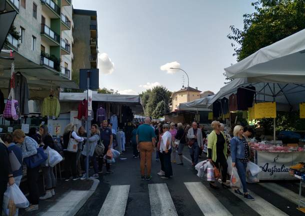 Mercato di Saronno, spostate le bancarelle in piazza dei Mercanti