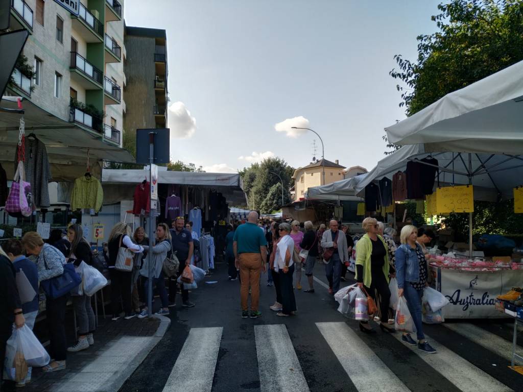 Mercato di Saronno, spostate le bancarelle in piazza dei Mercanti