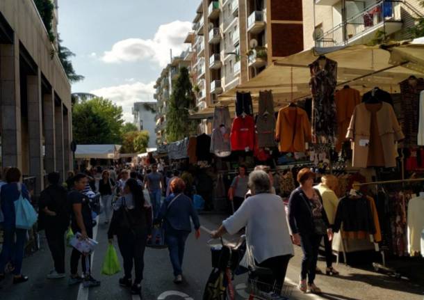 Mercato di Saronno, spostate le bancarelle in piazza dei Mercanti