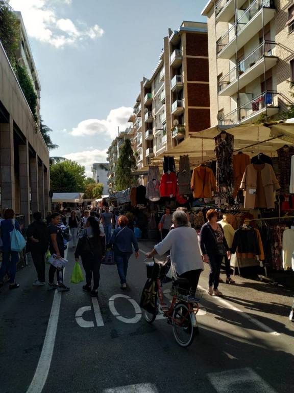 Mercato di Saronno, spostate le bancarelle in piazza dei Mercanti