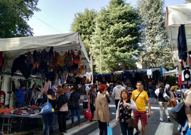 Mercato di Saronno, spostate le bancarelle in piazza dei Mercanti