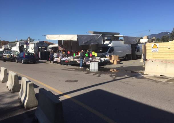 Mercato e  cantiere in piazzale Kennedy