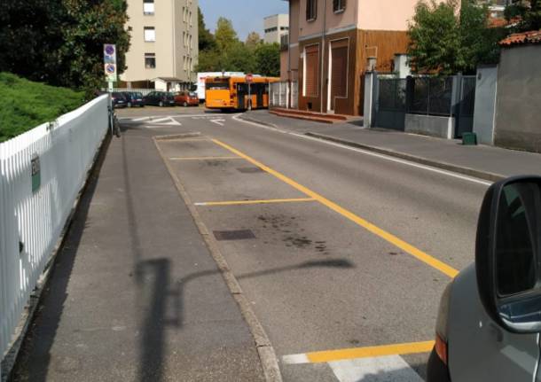 Parcheggi, sono arrivate le strisce gialle