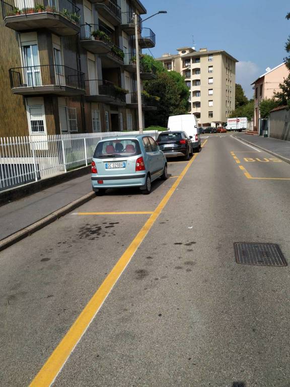 Parcheggi, sono arrivate le strisce gialle