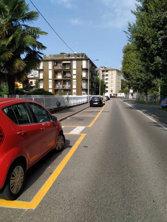 Parcheggi, sono arrivate le strisce gialle