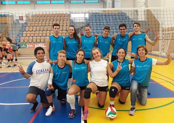 squadra vincitrice torneo europeo di volley insieme al liceo tosi