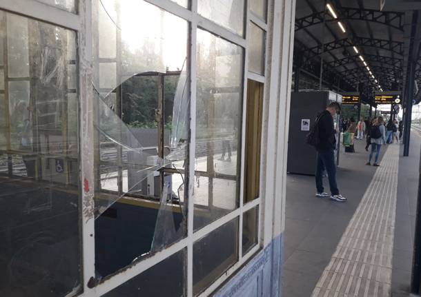 stazione fs busto vandalismi