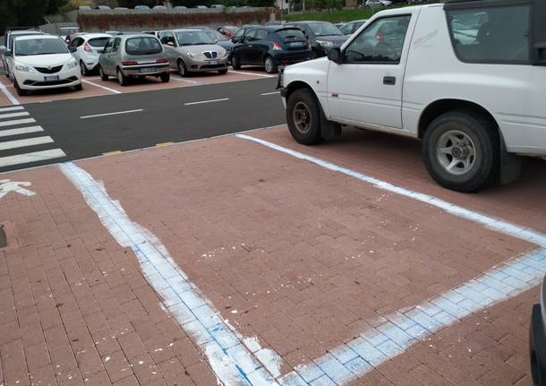 Strisce blu dipinte di bianco in piazza dei Mercanti