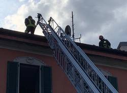 Tetto in fiamme in Via Labiena a Laveno Mombello 