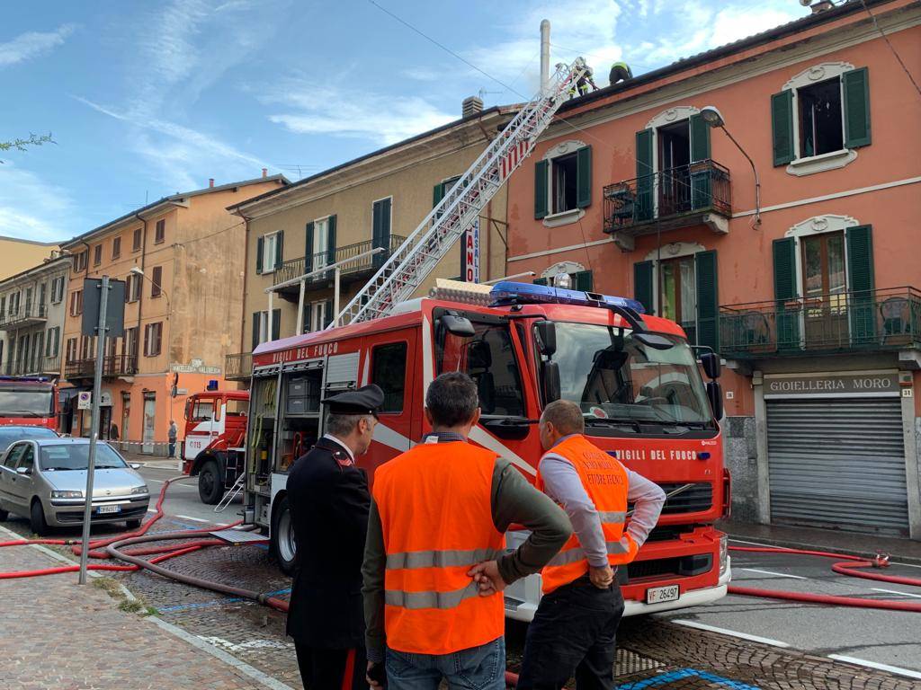 Tetto in fiamme in Via Labiena a Laveno Mombello 