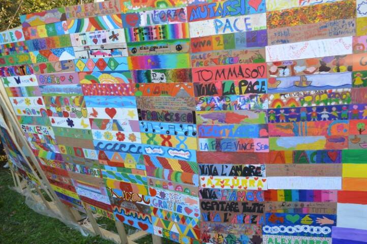 barca solidariet  accoglienza al bosco della pace rescalda rescaldina 800 bambini scuole  24 