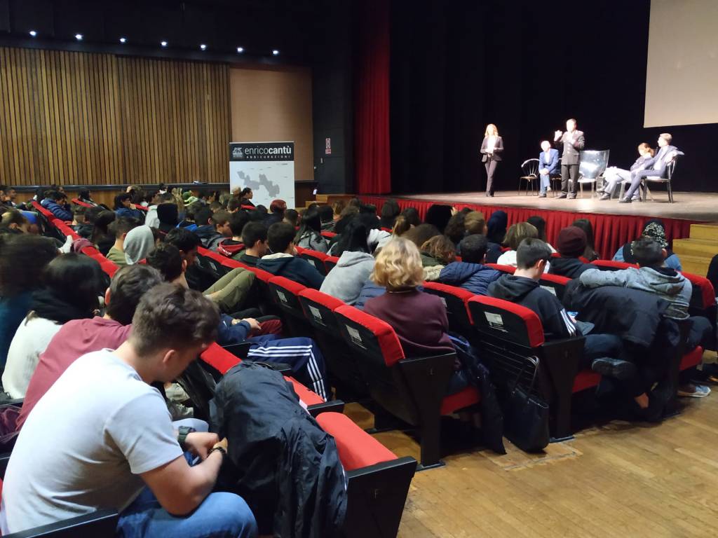 Bullismo e cyberbullismo, gli studenti a confronto con il comandante dei carabinieri