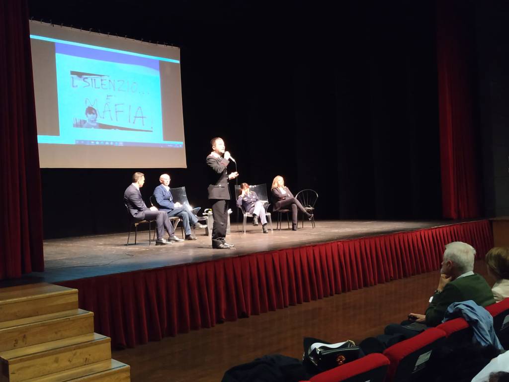 Bullismo e cyberbullismo, gli studenti a confronto con il comandante dei carabinieri