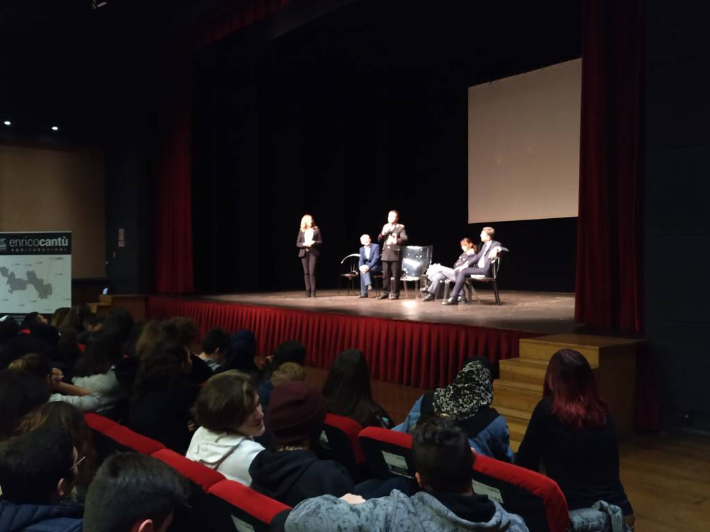 Bullismo e cyberbullismo, gli studenti a confronto con il comandante dei carabinieri