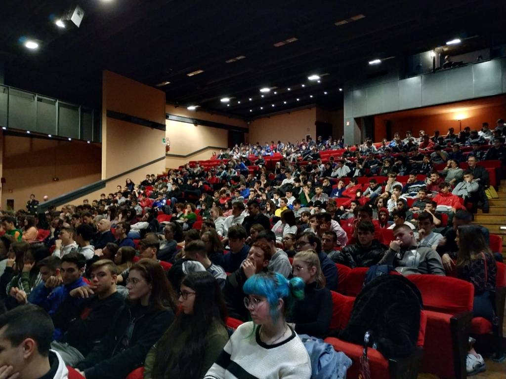 Bullismo e cyberbullismo, gli studenti a confronto con il comandante dei carabinieri