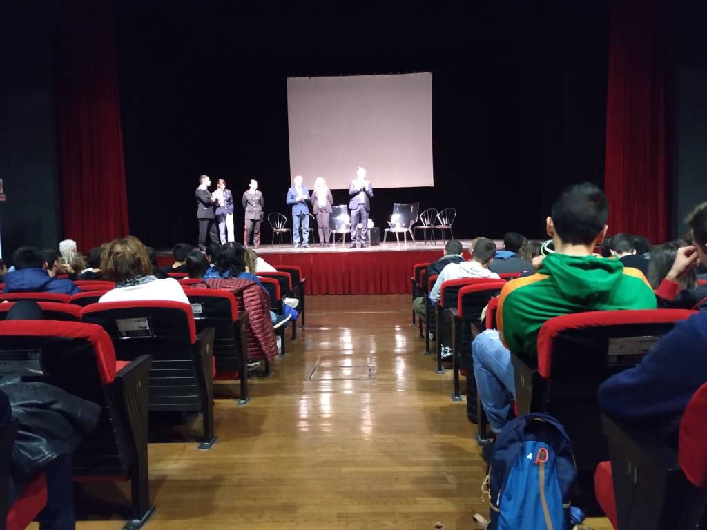 Bullismo e cyberbullismo, gli studenti a confronto con il comandante dei carabinieri