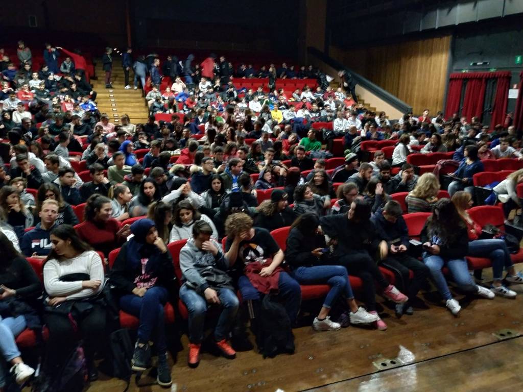 Bullismo e cyberbullismo, gli studenti a confronto con il comandante dei carabinieri