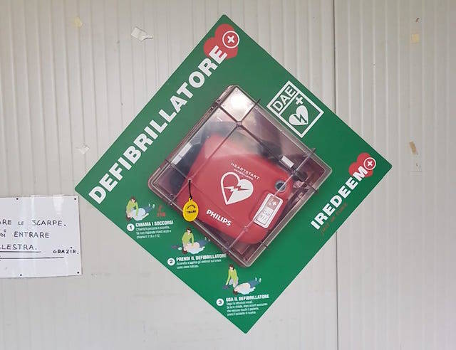 Due nuovi defibrillatori in paese