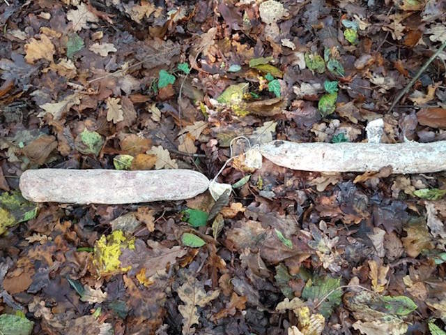 Salami gettati nel bosco a Caravate