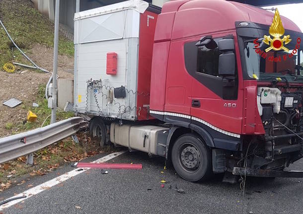 Incidente in A8 allo svincolo di Buguggiate-Lago