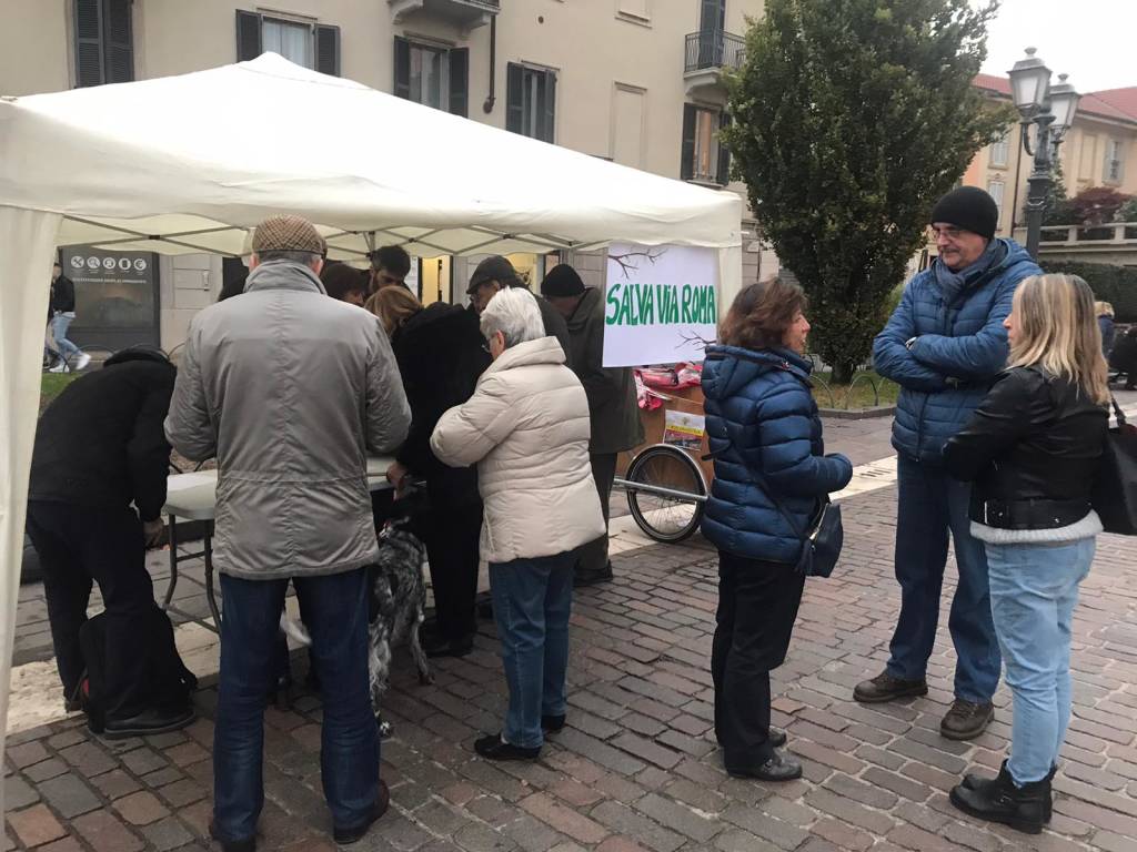 Il comitato “Salva via Roma” in piazza