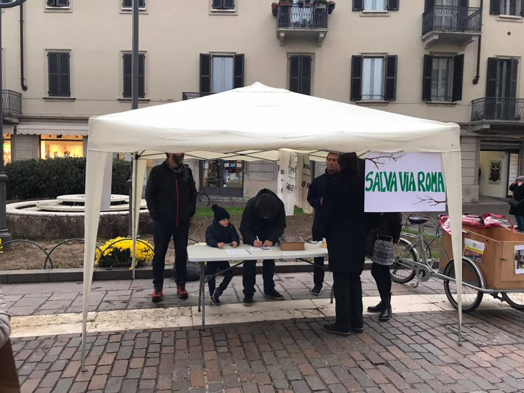 Il comitato “Salva via Roma” in piazza