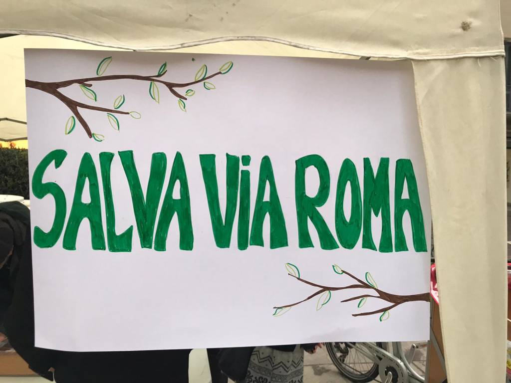 Il comitato “Salva via Roma” in piazza