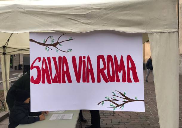 Il comitato “Salva via Roma” in piazza