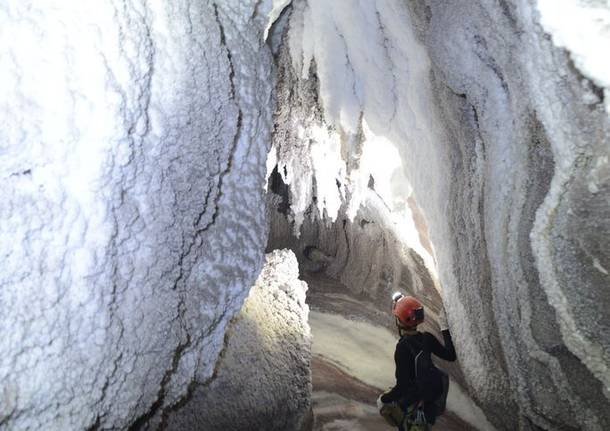 Nelle “grotte del sale” in Iran con gli speleologi varesini