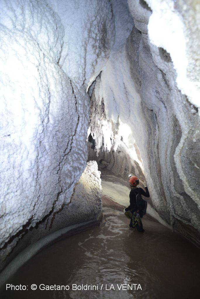 Nelle \"grotte del sale\" in Iran con gli speleologi varesini