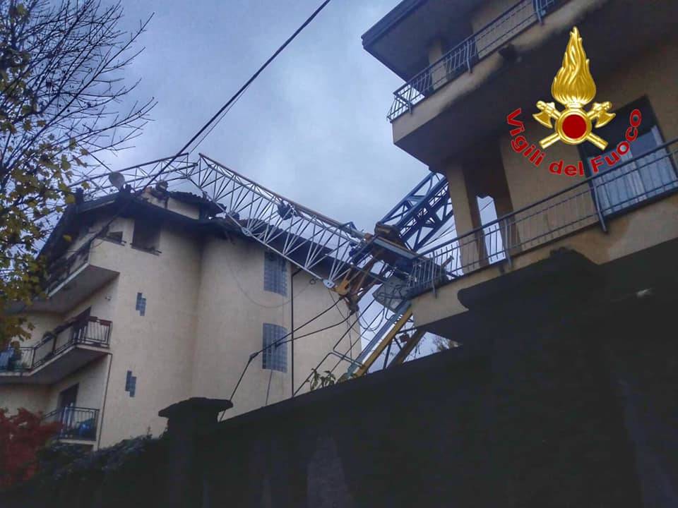 Parabiago, crolla una gru