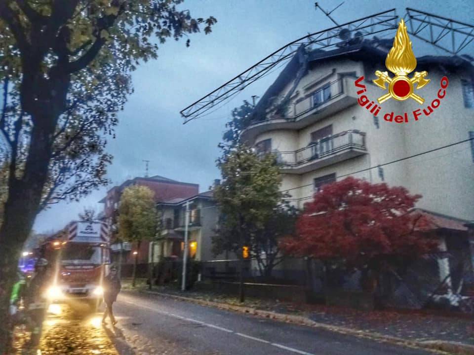 Parabiago, crolla una gru