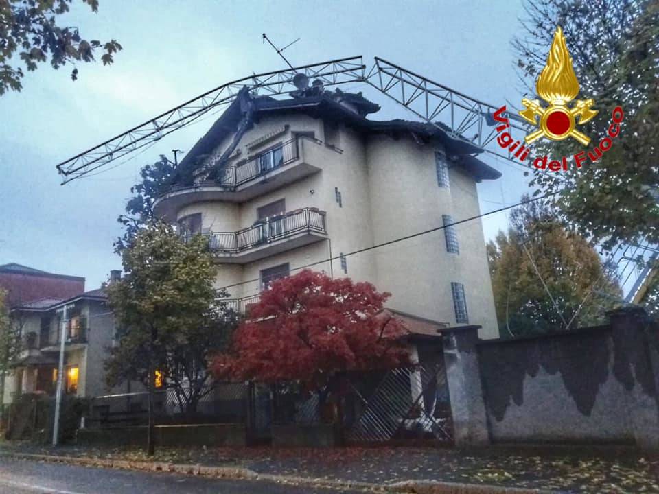 Parabiago, crolla una gru