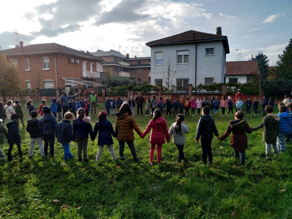 Caronno Pertusella: festa dell’albero con i piccoli della scuola sant’Alessandro