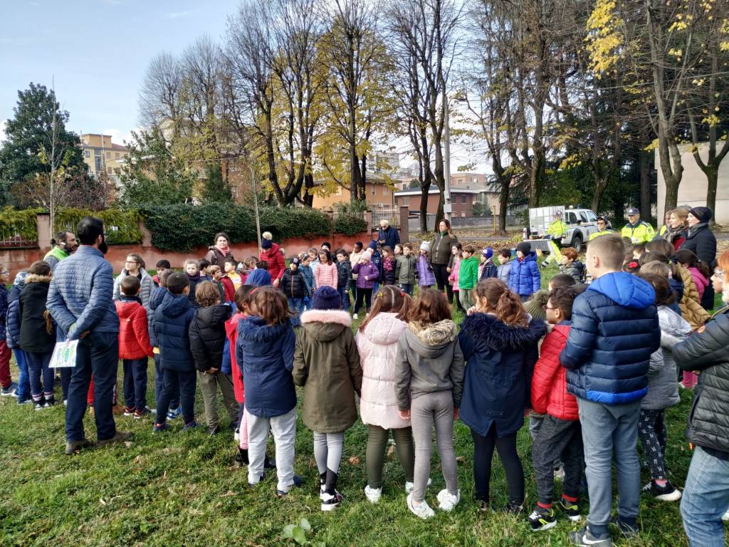 Caronno Pertusella: festa dell’albero con i piccoli della scuola sant’Alessandro