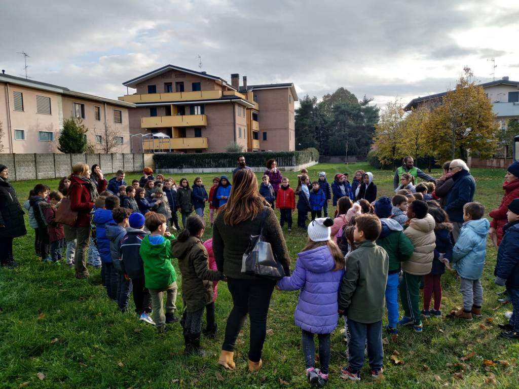 Caronno Pertusella: festa dell’albero con i piccoli della scuola sant’Alessandro