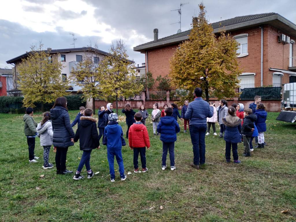 Caronno Pertusella: festa dell’albero con i piccoli della scuola sant’Alessandro
