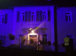 comune illuminato di blu per i diritti dei bambini