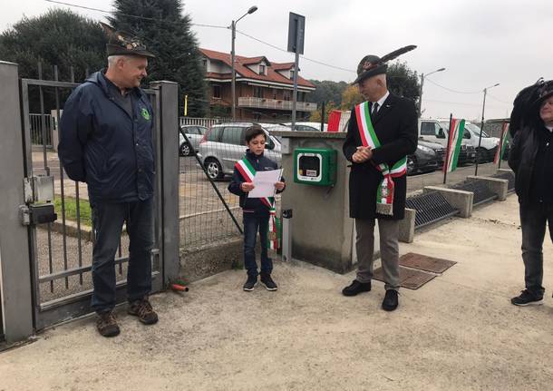 Un nuovo defibrillatore al parco degli Alpini di Cislago