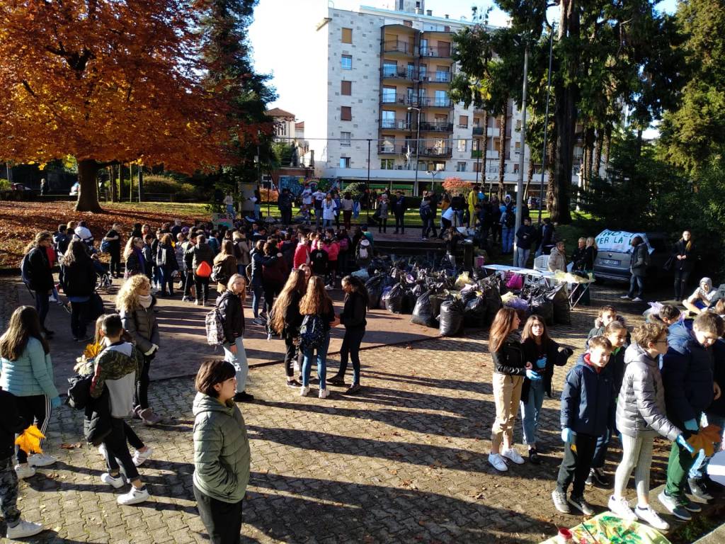Fridays for Future, centinaia di studenti in piazza a Luino