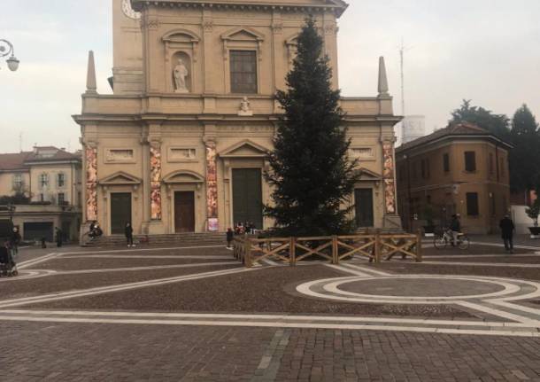 Il Natale si avvicina, albero e mercatini in Piazza Libertà